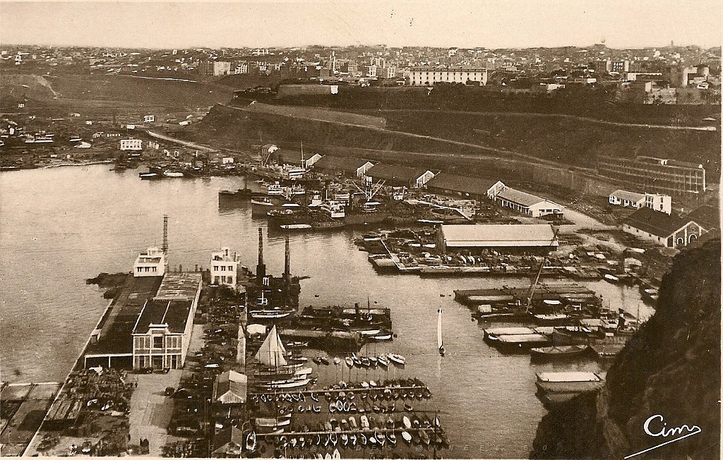 107-vue generale sur le port.JPG